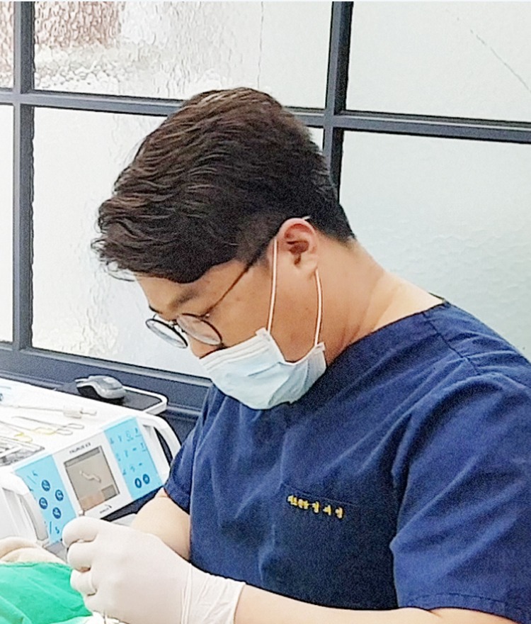 대표원장 정세영 진료 모습